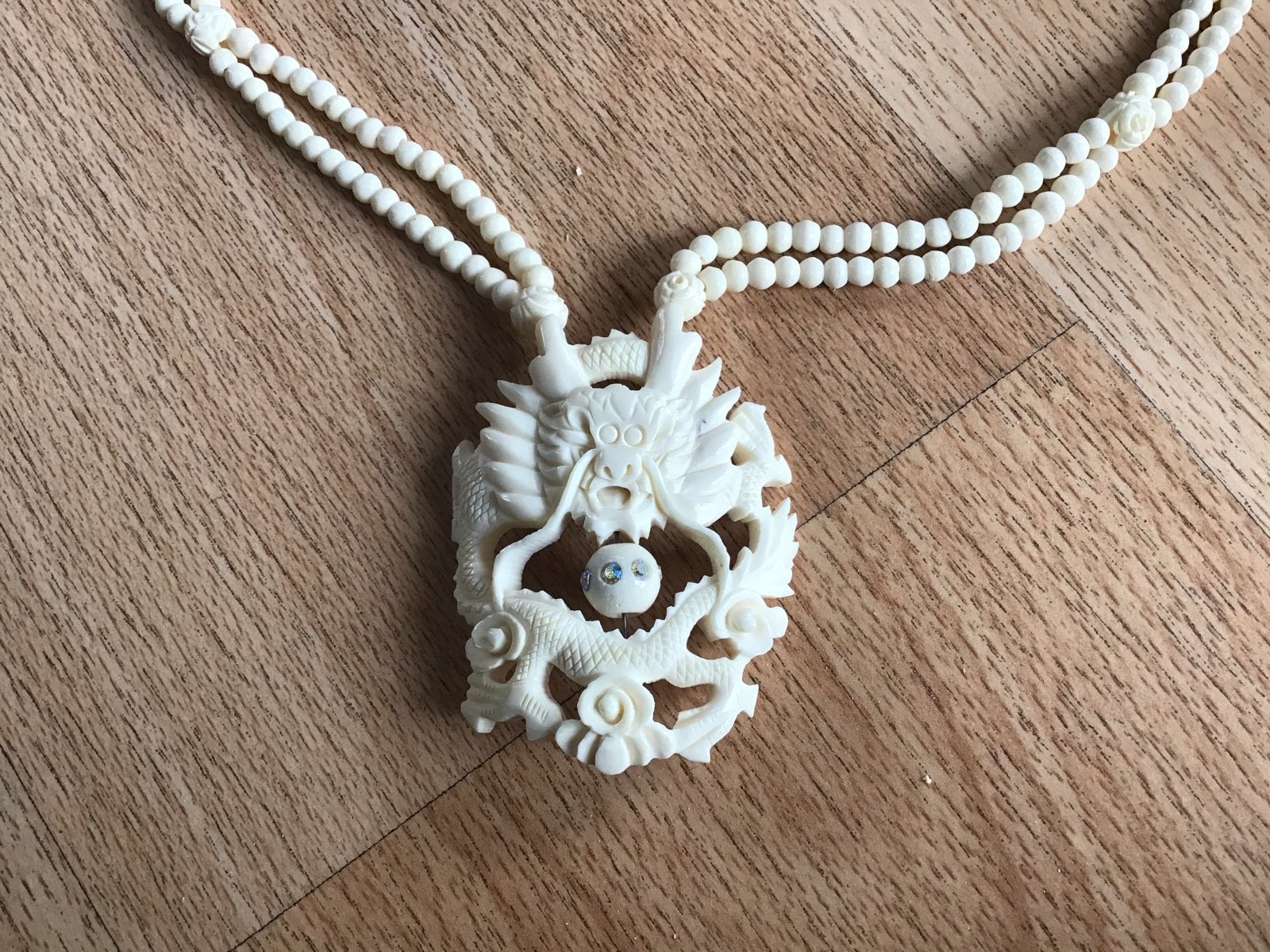 Unieke ketting met drakenhanger van kameelbotten, Overige materialen, Gebruikt, Beige, Ophalen of Verzenden