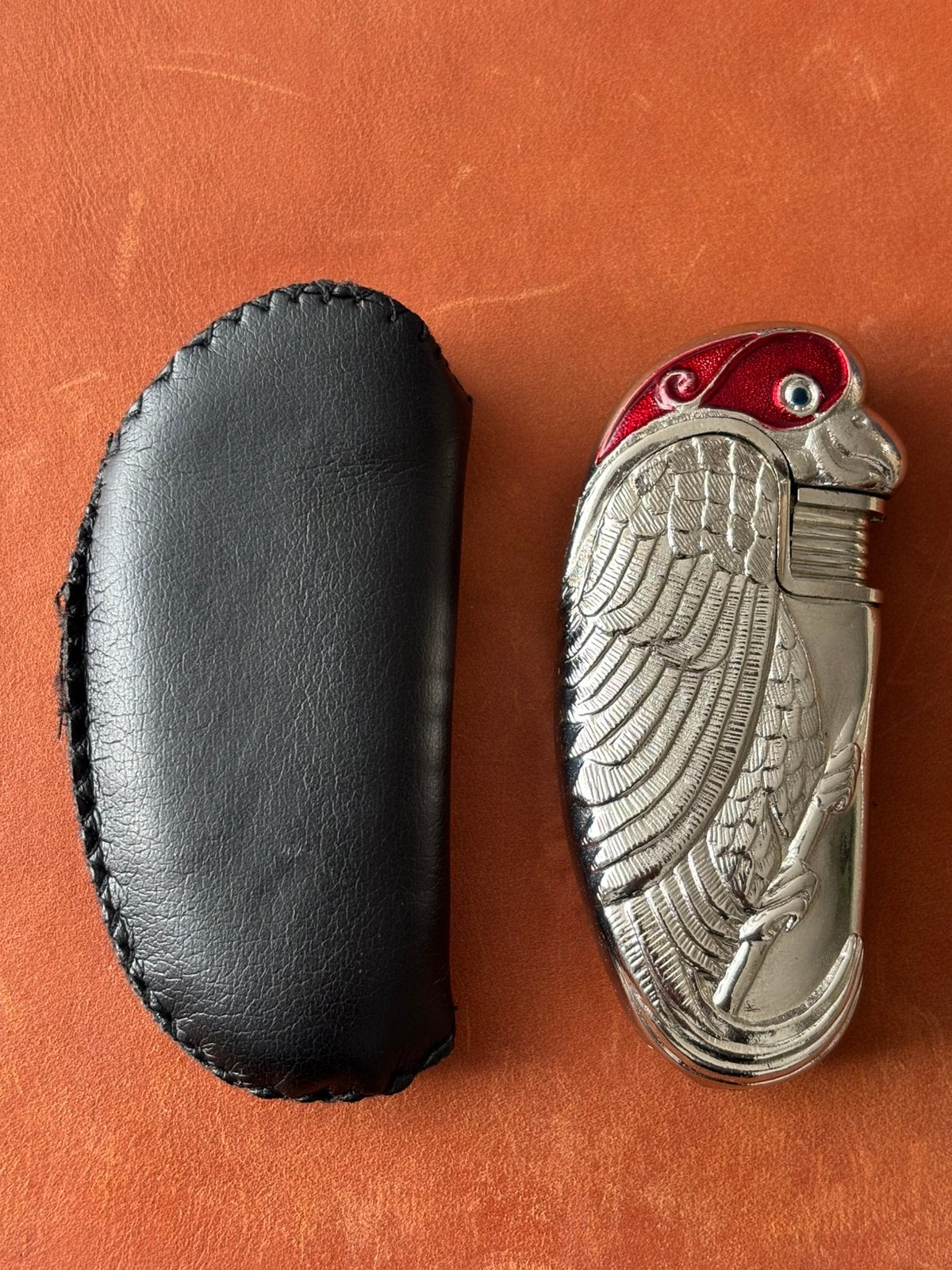 Vintage metallic lighter in leather pouch, Ophalen of Verzenden, Zo goed als nieuw