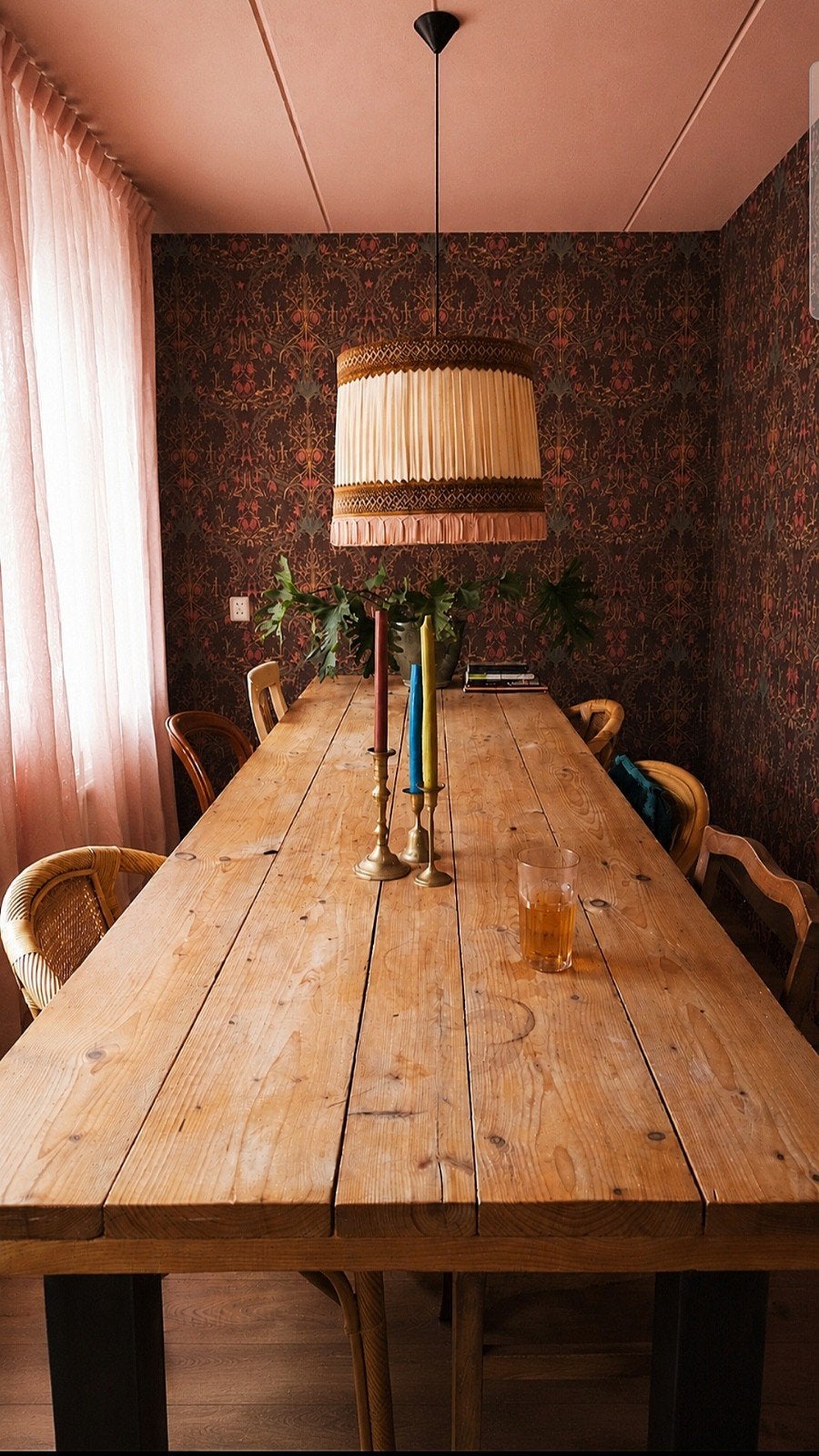 Houten eettafel 3m met stalen poten en 2 bijpassende banken, Huis en Inrichting, Tafels | Eettafels, Gebruikt, 200 cm of meer