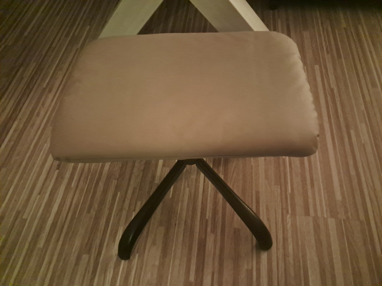 Nieuw lichtbeige voetenkruk/voetenbankje, Ophalen, Nieuw, Minder dan 50 cm, Rechthoekig