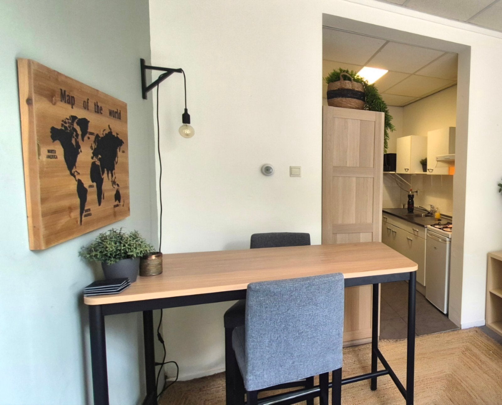 Ikea Bartafel  Tommaryd met 2 barkrukken - Zo goed als nieuw, Met voetsteun, Ophalen of Verzenden, Zo goed als nieuw, 90 cm of meer