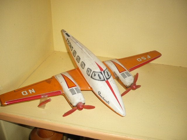 Mie 18<> blikken vliegtuig Beechcraft f 50 nd, Verzenden