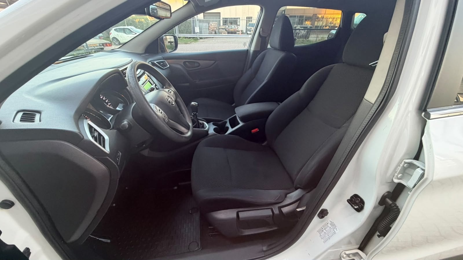 Foto 9 van Nissan Qashqai 1.2 T Visia ZEER NETJES!