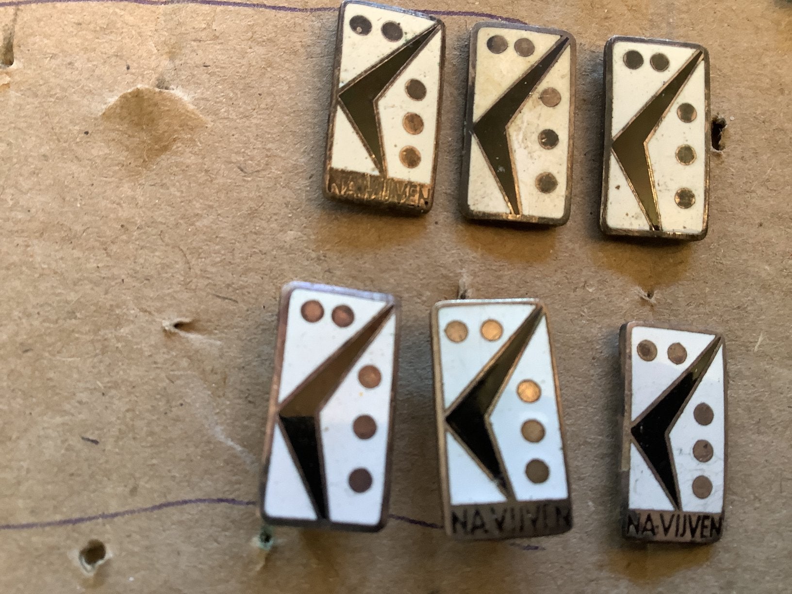 6 emaille speldjes na vijven, Ophalen of Verzenden, Zo goed als nieuw, Overige onderwerpen