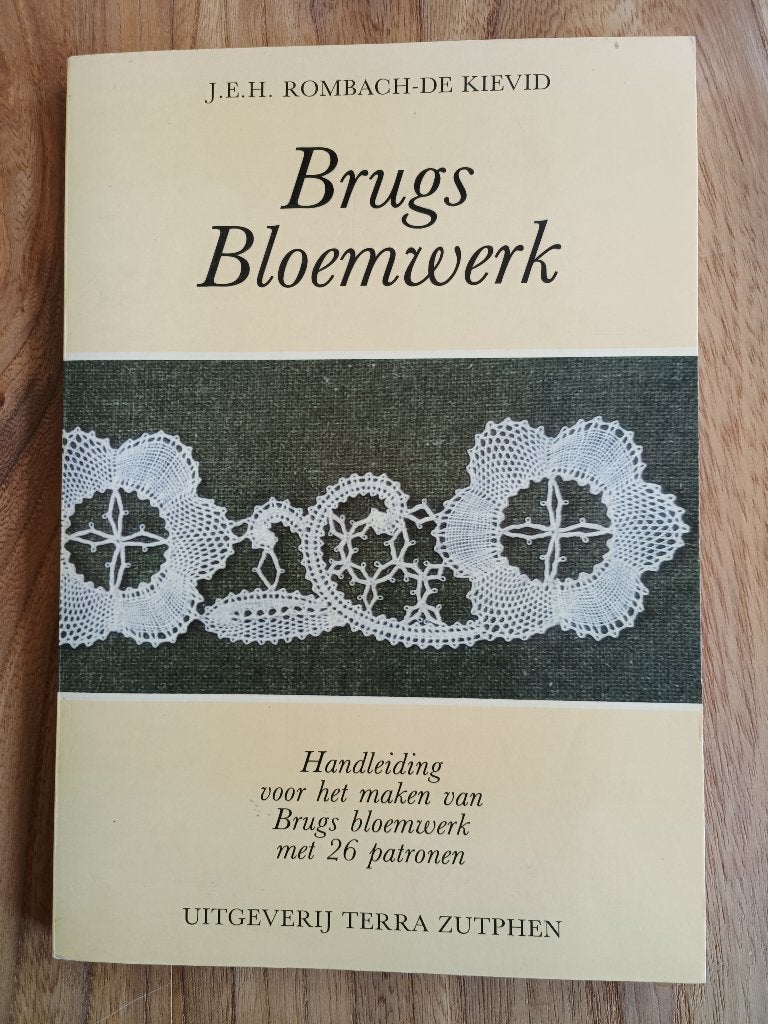 Brugs Bloemwerk kantklossen Rombach-De Kievid, Hobby en Vrije tijd, Kantklossen, Zo goed als nieuw, Boek of Tijdschrift, Ophalen of Verzenden