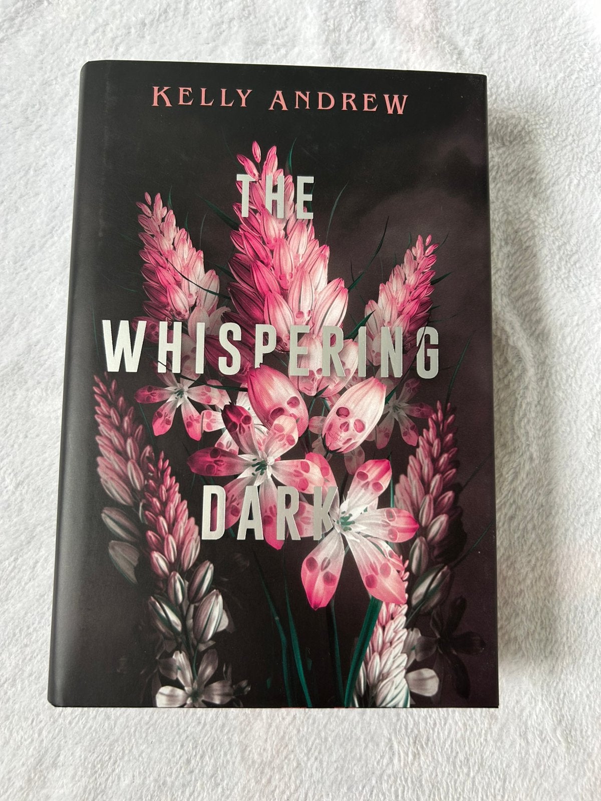 The whispering dark van Kelly Andrew - Illumicrate, Ophalen of Verzenden, Zo goed als nieuw