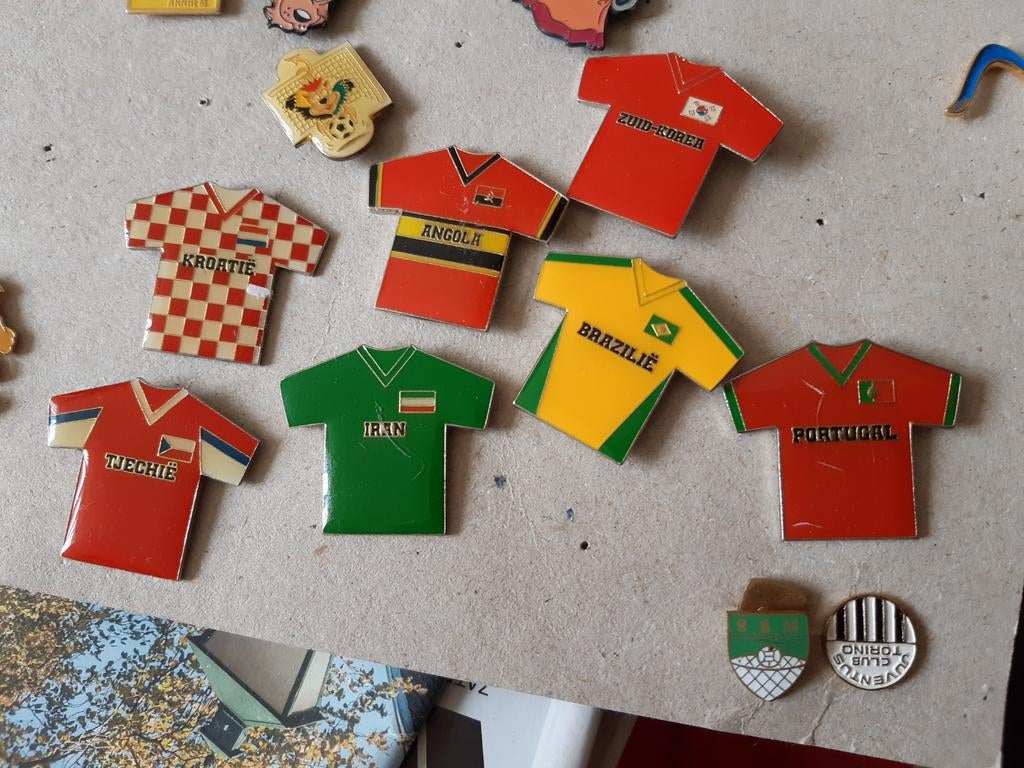 8 Pins WK shirts voetbal, Verzamelen, Speldjes, Pins en Buttons, Ophalen of Verzenden, Zo goed als nieuw, Sport, Speldje of Pin