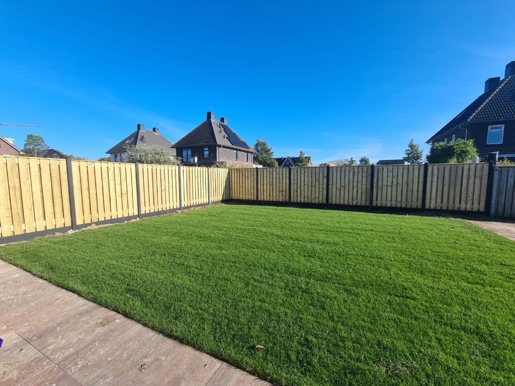 Vuren schutting met gecoat (zwart) betonsysteem, Tuin en Terras, Schuttingen, Ophalen, 1 tot 2 meter, Minder dan 3 meter, Nieuw