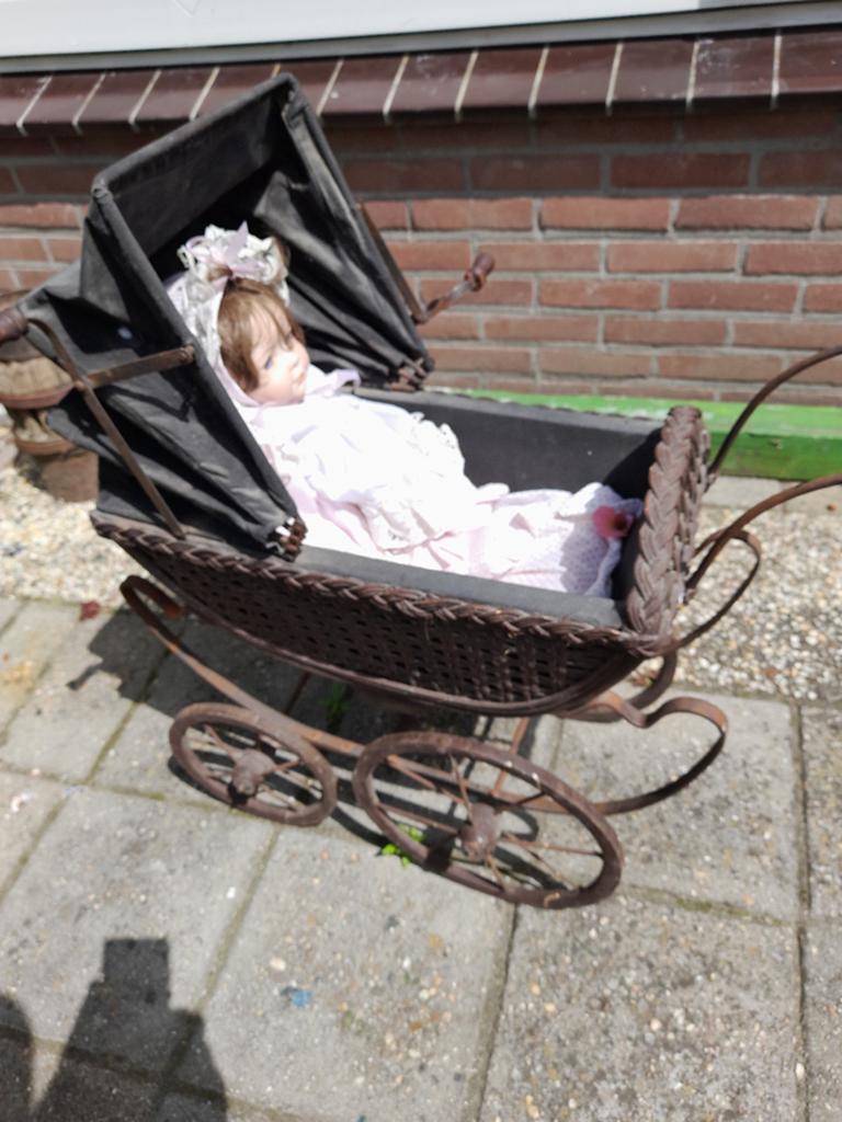Oude.poppen.wagen.met.pop, Ophalen
