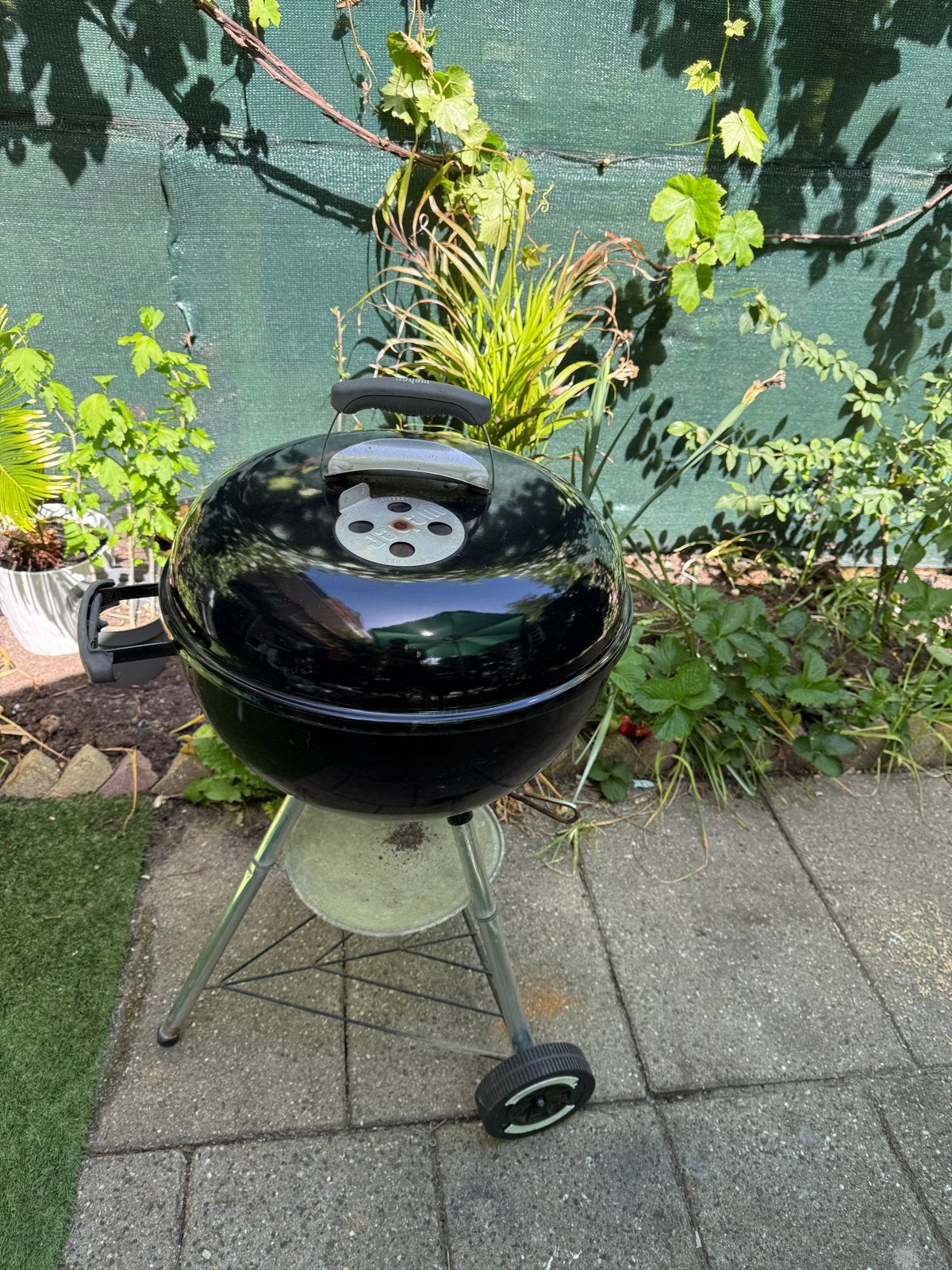 Zwarte houtskool barbecue met deksel en wielen, Ophalen of Verzenden, Gebruikt