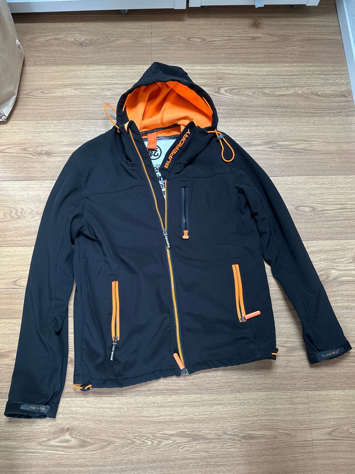 Superdry Windtrekker Jas Zwart Oranje Maat L, Ophalen of Verzenden, Zo goed als nieuw, Maat 52/54 (L), Zwart