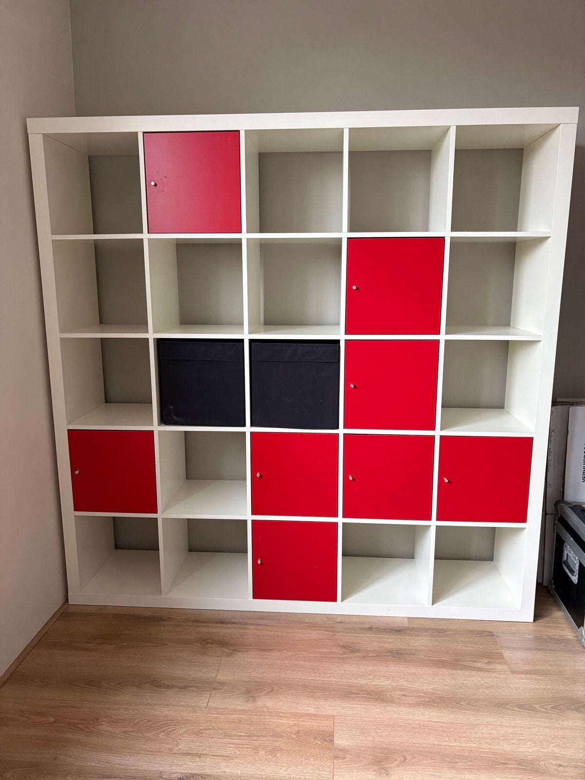 IKEA Kallax Kast met Rode Deurtjes en Zwarte Bakken, Ophalen, Gebruikt