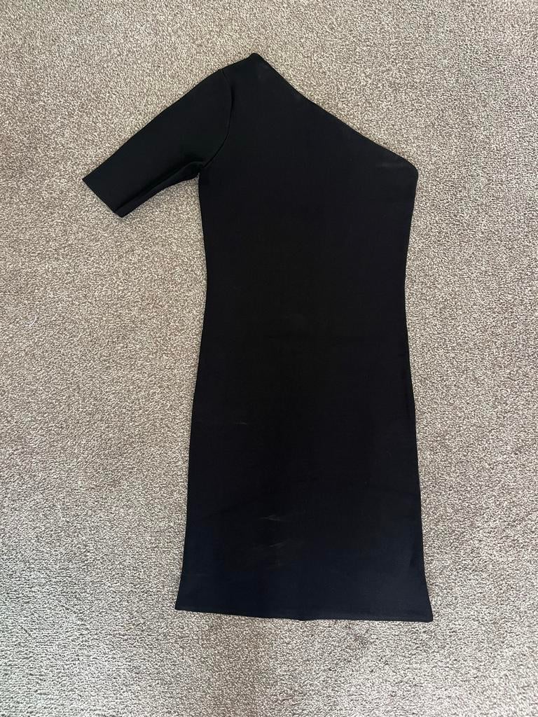 Nikkie zwarte one-shoulder jurk maat 32, Zwart, Ophalen of Verzenden, Zo goed als nieuw, Maat 34 (XS) of kleiner
