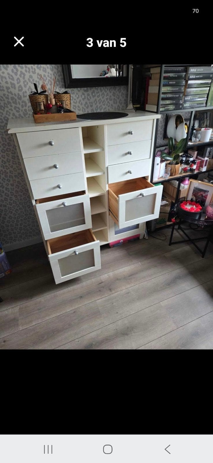 Witte ladekast met open vakken en glazen deurtjes