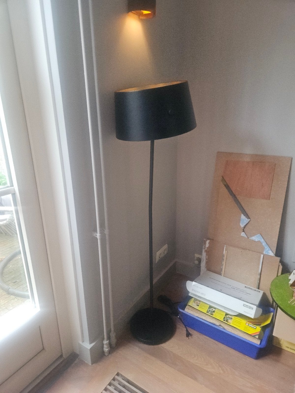 Zwarte staande lamp met goud - Hotel Chique Stijl, Metaal, 150 tot 200 cm, E27 (groot), Ophalen of Verzenden