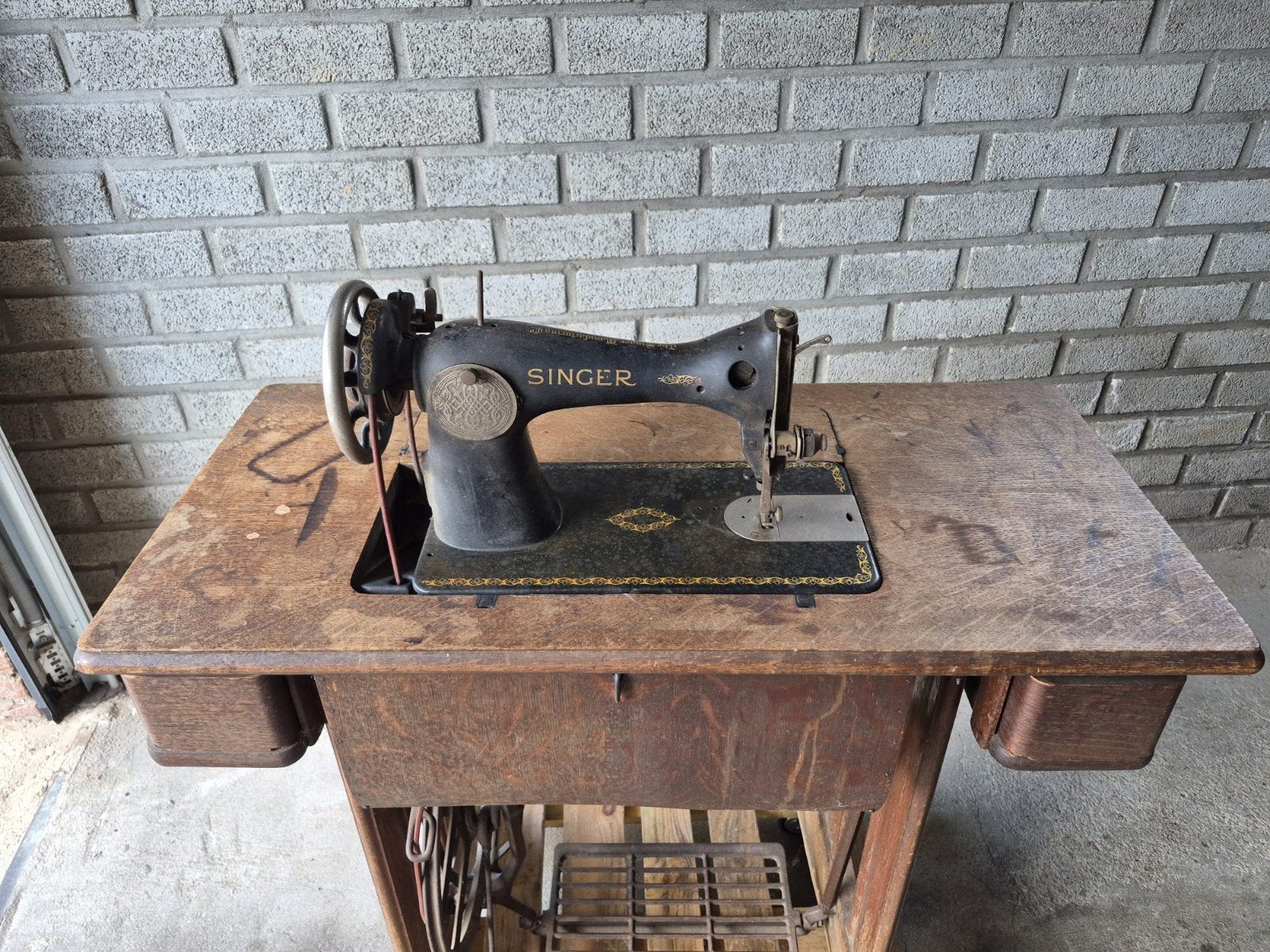 Oude antieke Singer naaimachine met houten onderstel, Ophalen