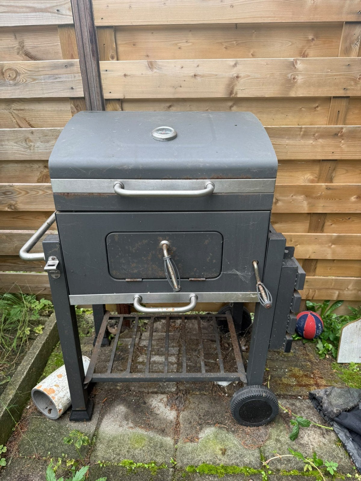 Barbecue met hoes en zijtafel, Ophalen of Verzenden, Gebruikt, Onbekend, Met accessoires