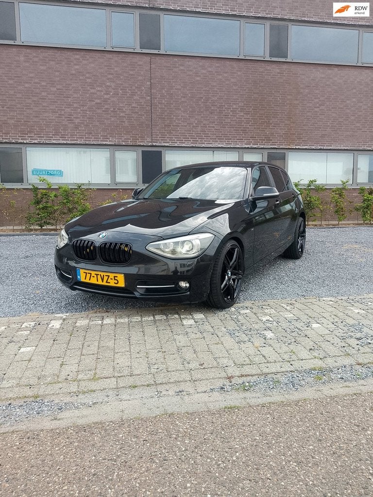 BMW 1-serie 116i Business+, Euro 5, Gebruikt, 4 cilinders, Zwart
