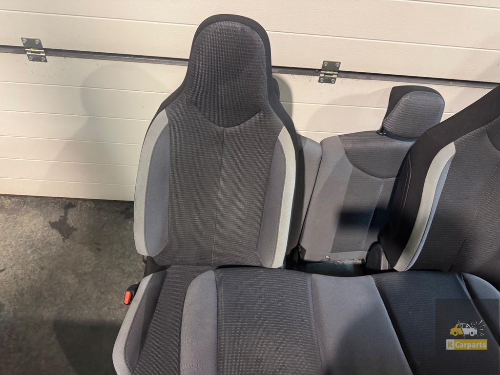 Toyota Aygo Facelift Stoelen Set interieur Set, Auto-onderdelen, Info@fabrikant.eu, Fabrikantstraat 1
1000 AA  Amsterdam, NL, Ophalen of Verzenden