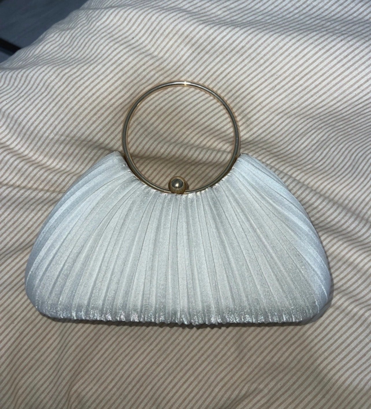 Witte clutch met gouden hengsel - Zo goed als nieuw, Ophalen of Verzenden, Zo goed als nieuw, Wit, Avondtasje