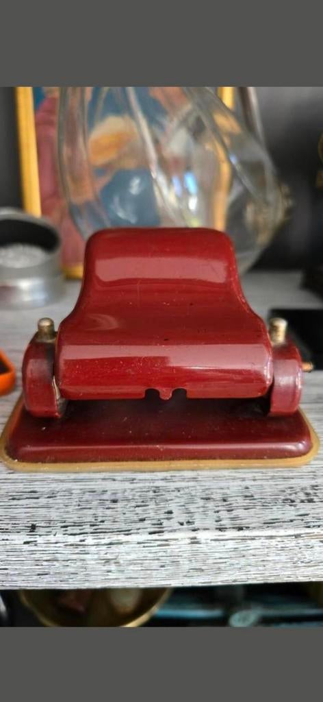 Prachtige antieke rode Hollandse EJA perforator, €7,50, Ophalen of Verzenden