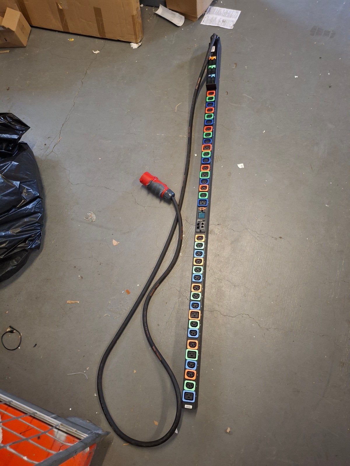 Vertiv Geist PDU met 24 C13 uitgangen en C20 ingang, Ophalen of Verzenden, Zo goed als nieuw, Nvt, Nvt