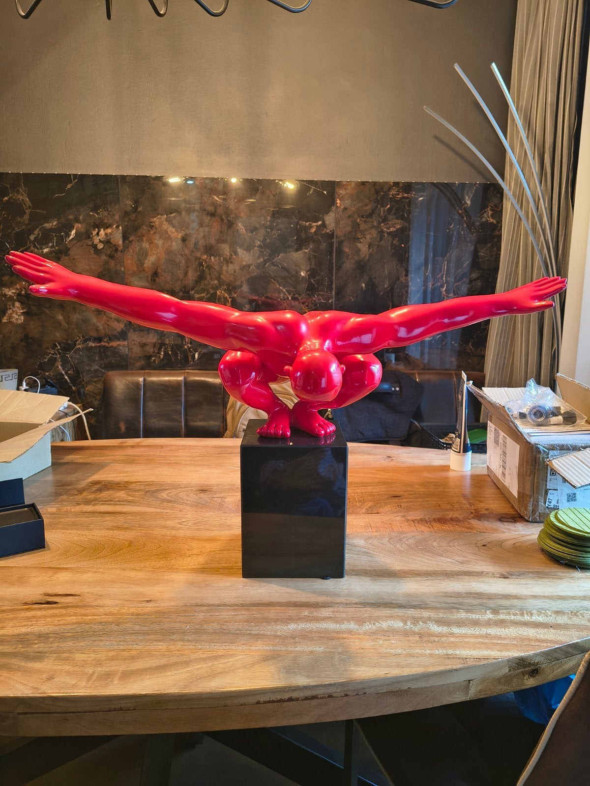 Finesse Decor Saluting Man beeld in rood, Antiek en Kunst, Ophalen, 50 - 100 cm