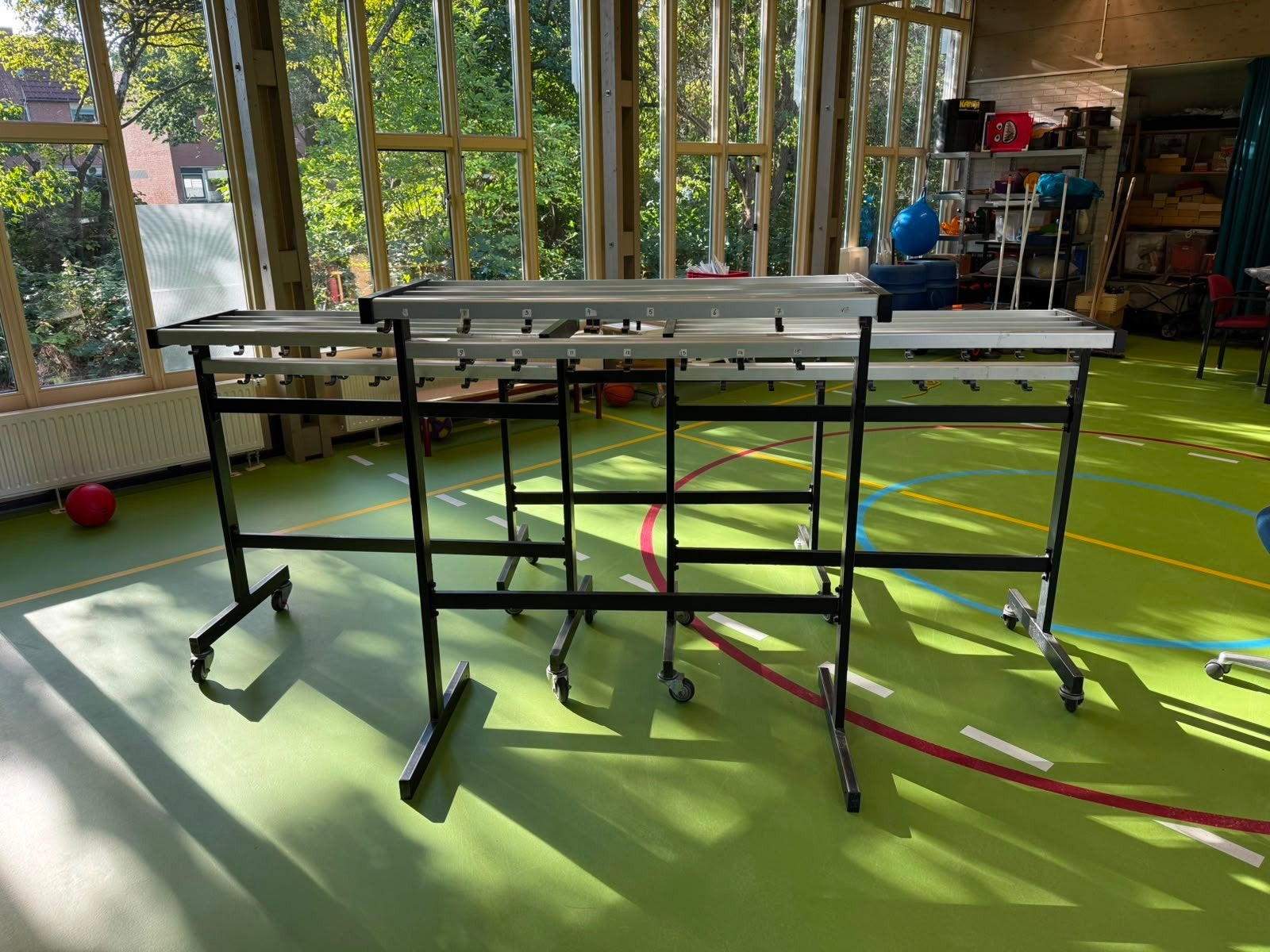 1 Verrijdbare Kapstok en 1 zonder wieltjes voor School/Peute, Ophalen, Gebruikt, 100 tot 150 cm, Metaal
