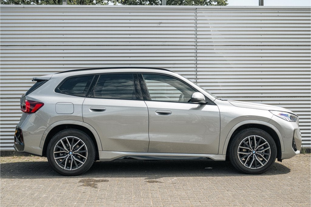 BMW iX1 eDrive20 M Sport / Trekhaak / Sportstoelen / Achteru, Auto's, BMW, Gebruikt, Met garantie (alle), 204 pk, 363 min