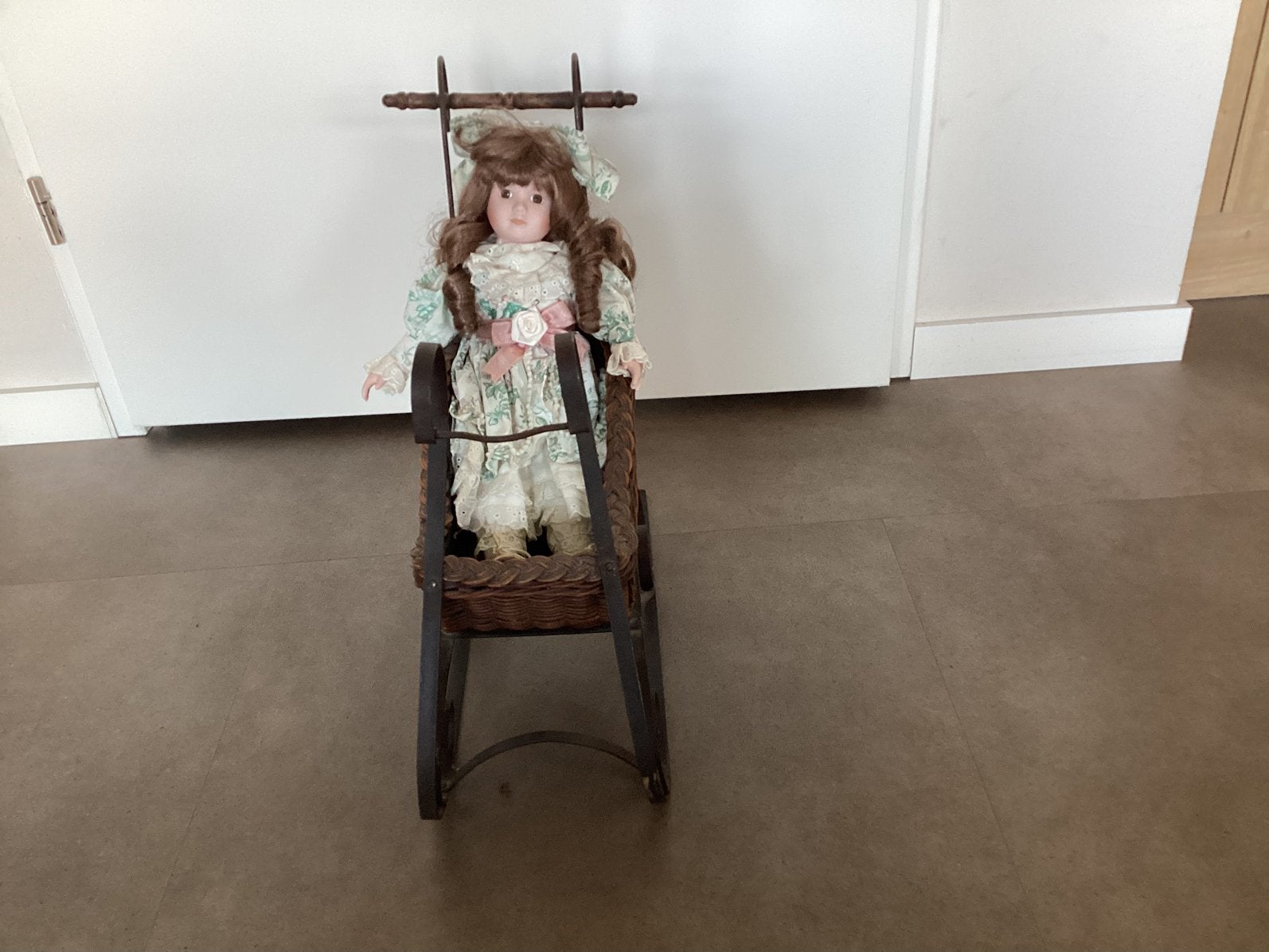 Vintage slee met pop, Ophalen