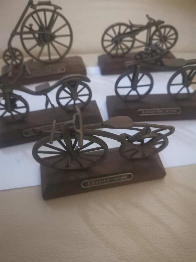 Oude tin fietsen miniatuur op houten sokkel, Ophalen of Verzenden