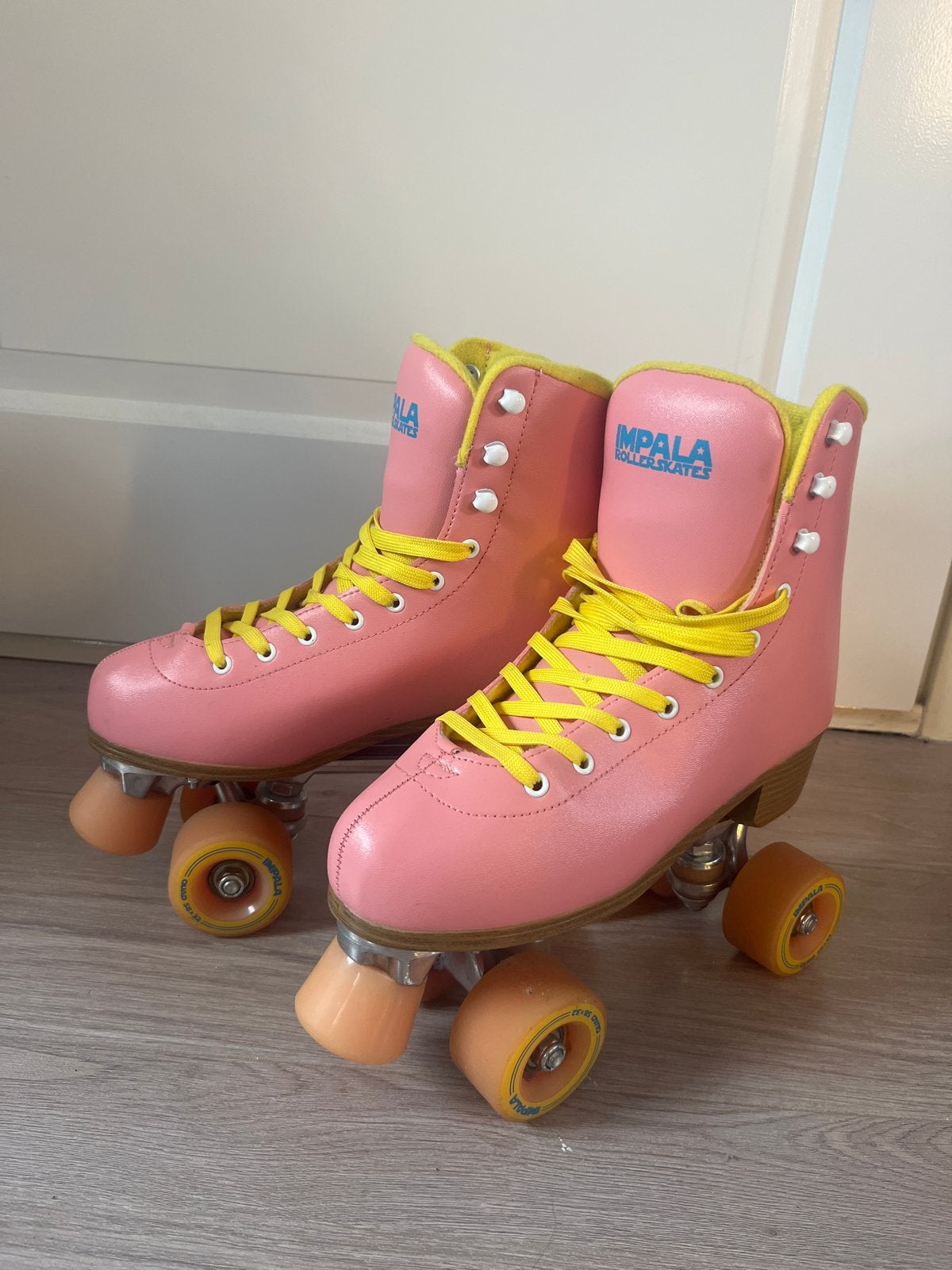 Impala rolschaatsen - roze met gele veters - maat 40, Ophalen of Verzenden, Zo goed als nieuw, Dames