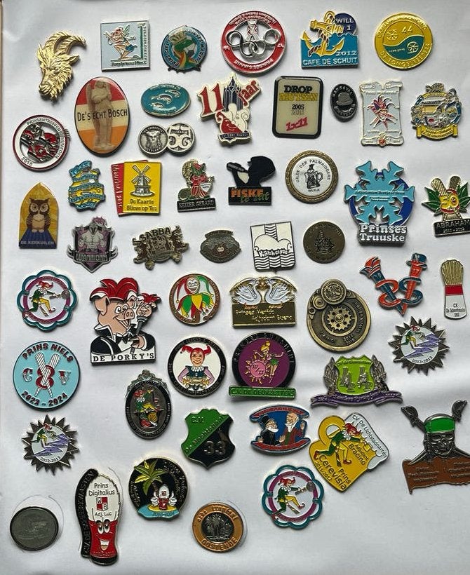 Grote collectie Carnaval / Karnaval pins en speldjes, Gebruikt, Ophalen of Verzenden, Speldje of Pin, Nvt
