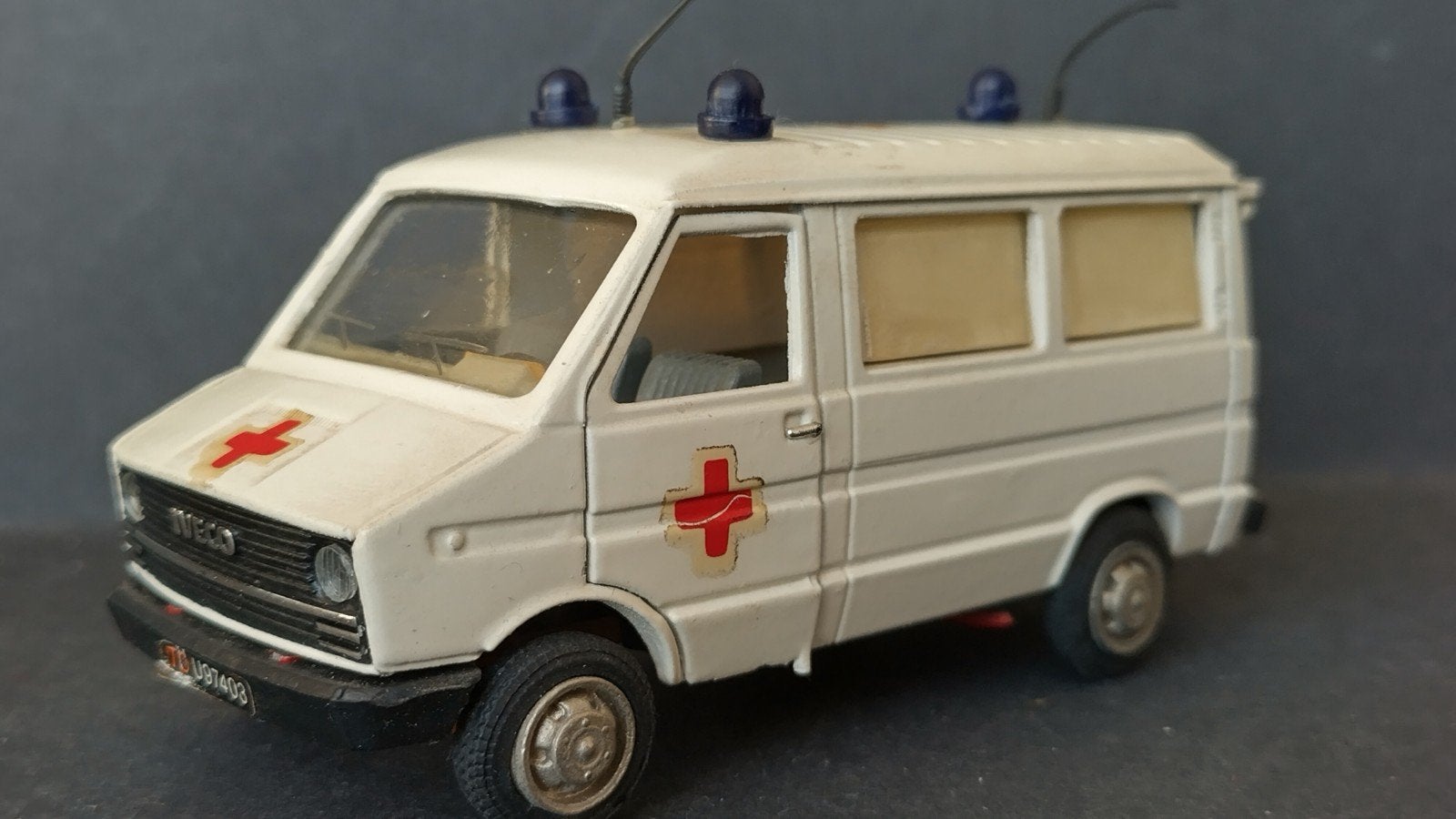 Iveco Daily Ambulance Rode Kruis 1:43 Old Cars Pol, Overige merken, Auto, Verzenden, .