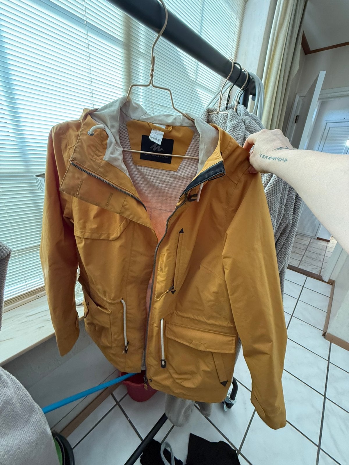 Quechua regenjas dames okergeel met capuchon, maat L, Ophalen of Verzenden, Gedragen