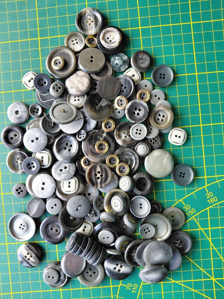 Setje gebruikte knopen tinten grijs, Ophalen of Verzenden, Gebruikt, Knoop of Knopen
