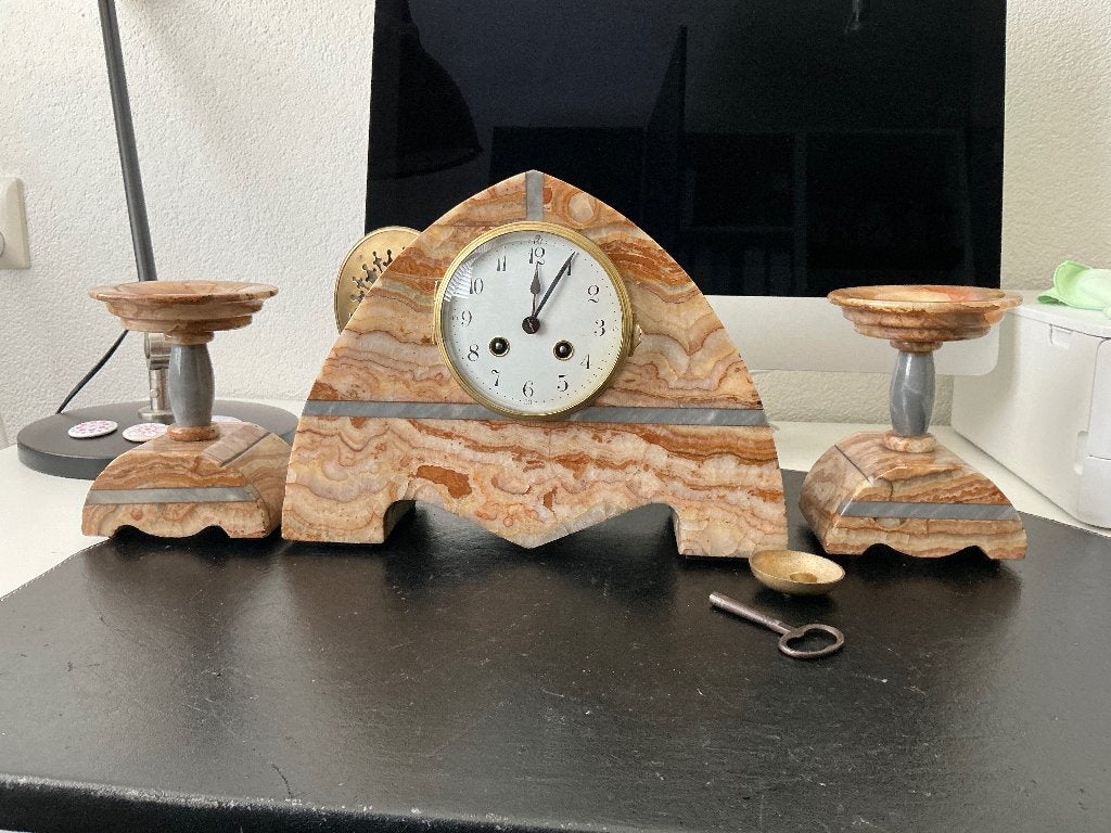 Oude marmeren klok, Ophalen