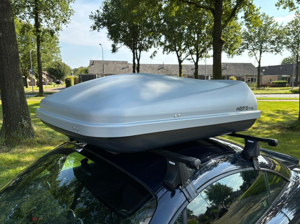 Te huur: Hapro 420 liter dakkoffer + Thule dragers Prijs/dag, Ophalen, Zo goed als nieuw