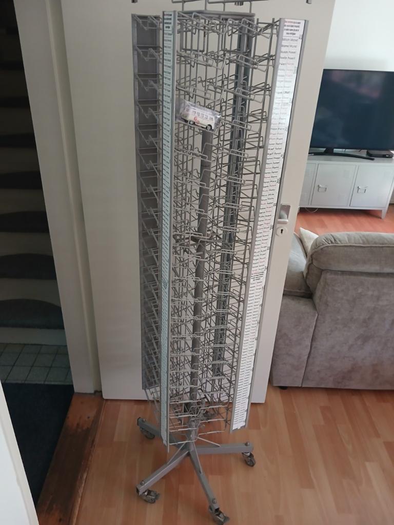 Draaibare display op wieltjes, Ophalen, Gebruikt