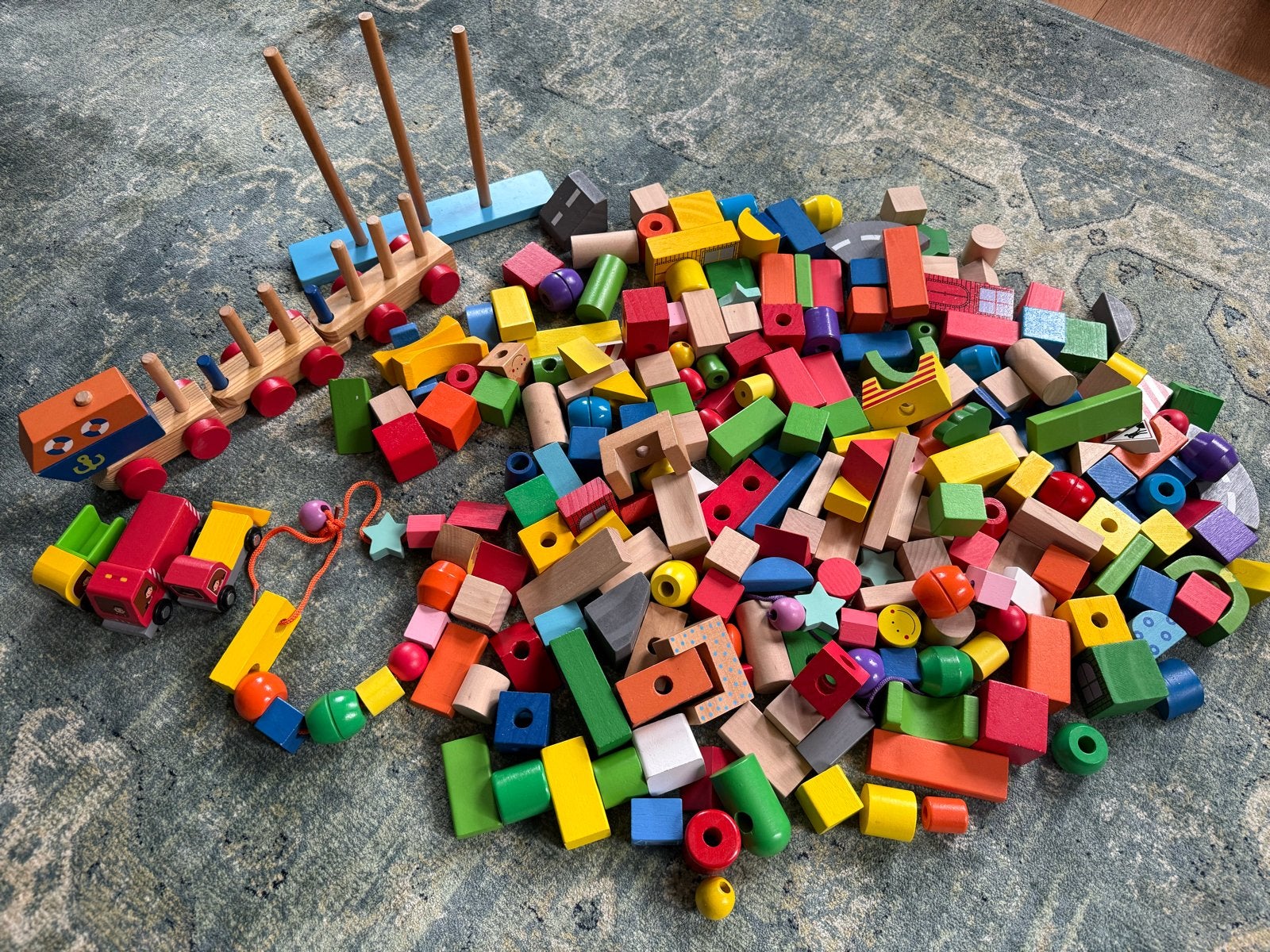 Grote partij houten blokken en speelgoed met opbergmand, Kinderen en Baby's, Ophalen of Verzenden, Zo goed als nieuw, Overige merken