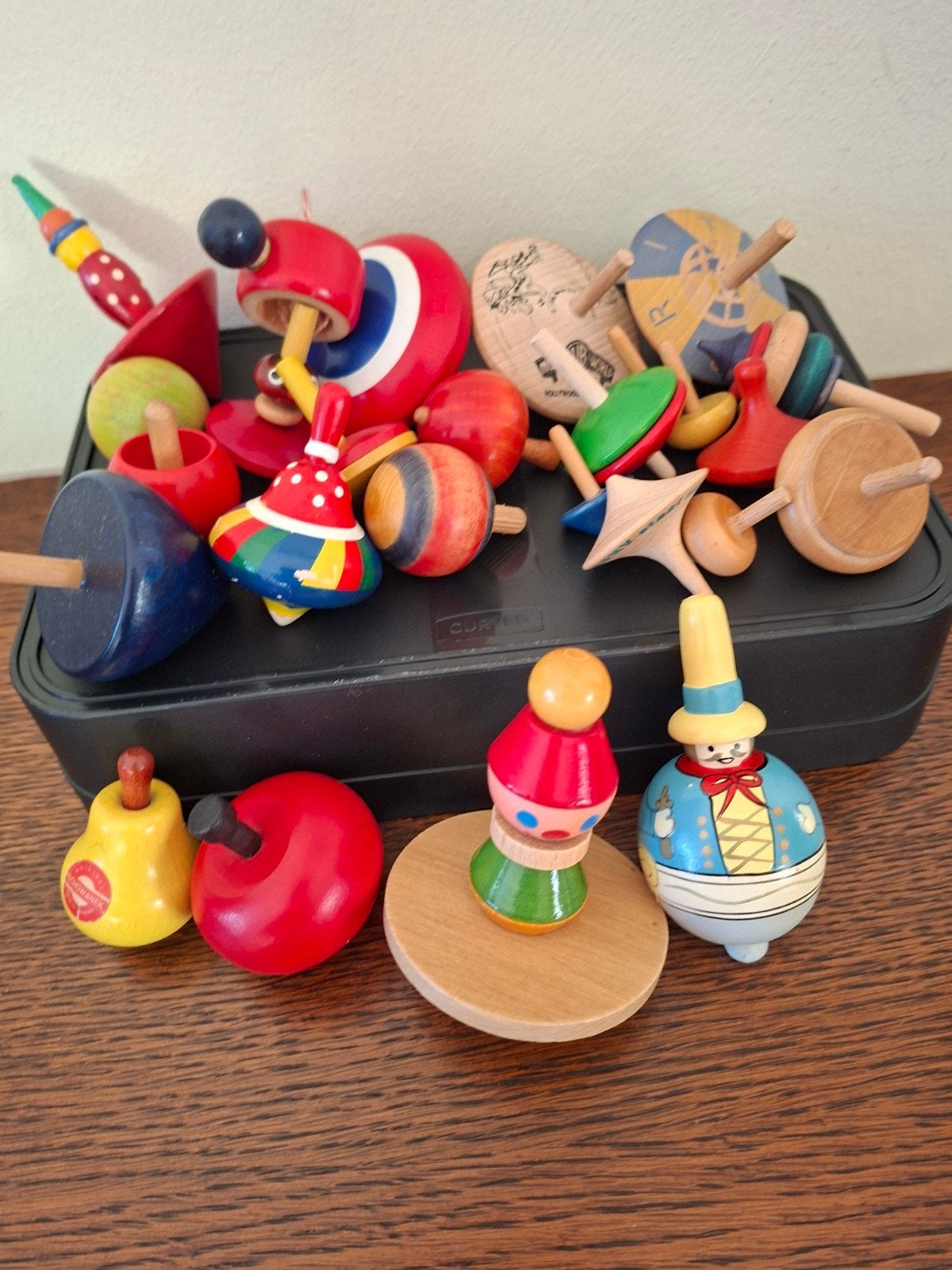 Houten tollen uit jaren 1970., Ophalen