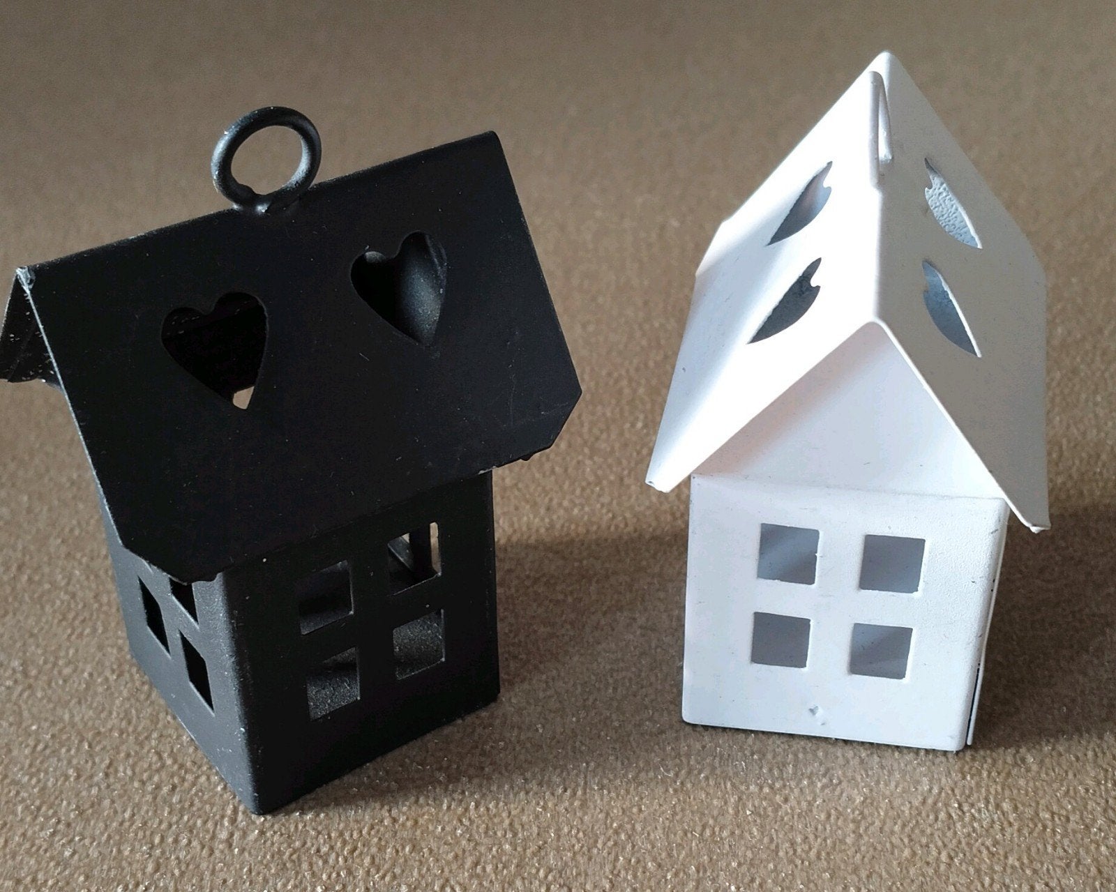 Set van 2 metalen huisjes , zwart en wit, voor decoratie, Verzenden, Zo goed als nieuw, Metaal, Modern