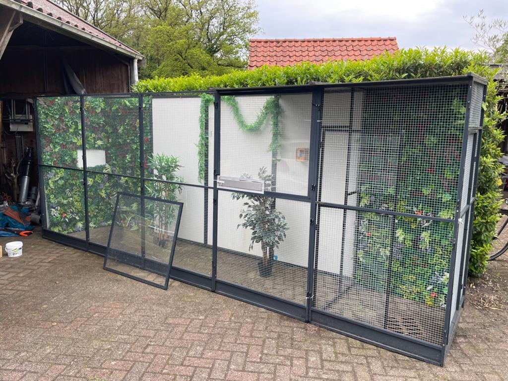 Antraciet volière, Dieren en Toebehoren, Vogels | Hokken en Kooien, Ophalen of Verzenden, Zo goed als nieuw, Aluminium, Volière