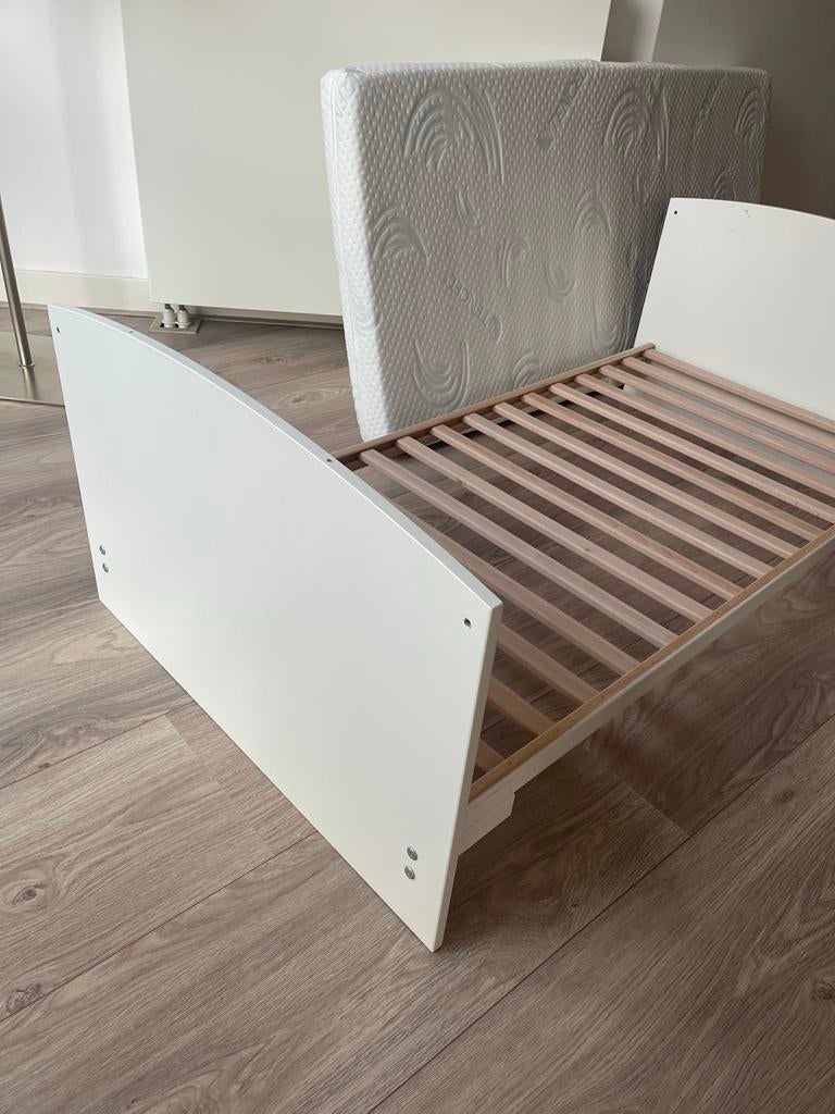 Wit kinderbed met matras en lattenbodem, Kinderen en Baby's, Kinderkamer | Bedden, Ophalen, 70 tot 85 cm, 140 tot 160 cm, Zo goed als nieuw