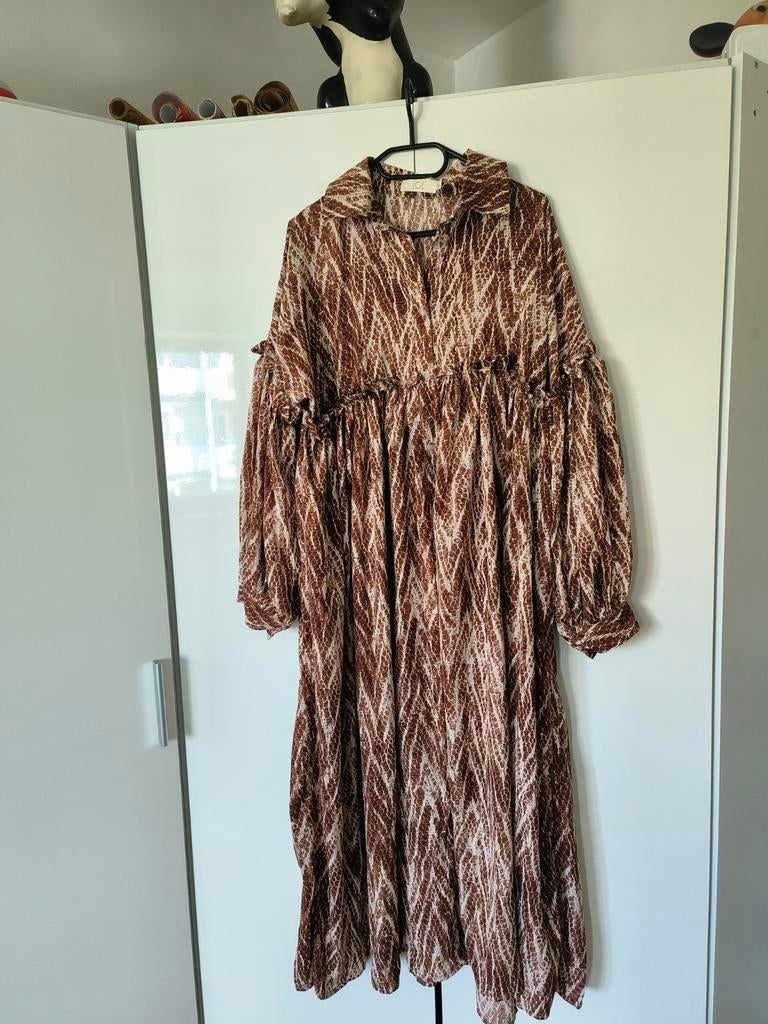 Lange bruin/beige jurk met wijde rok, maat M/L, Kleding | Dames, Jurken, Bruin, Zo goed als nieuw, Onder de knie, Ophalen