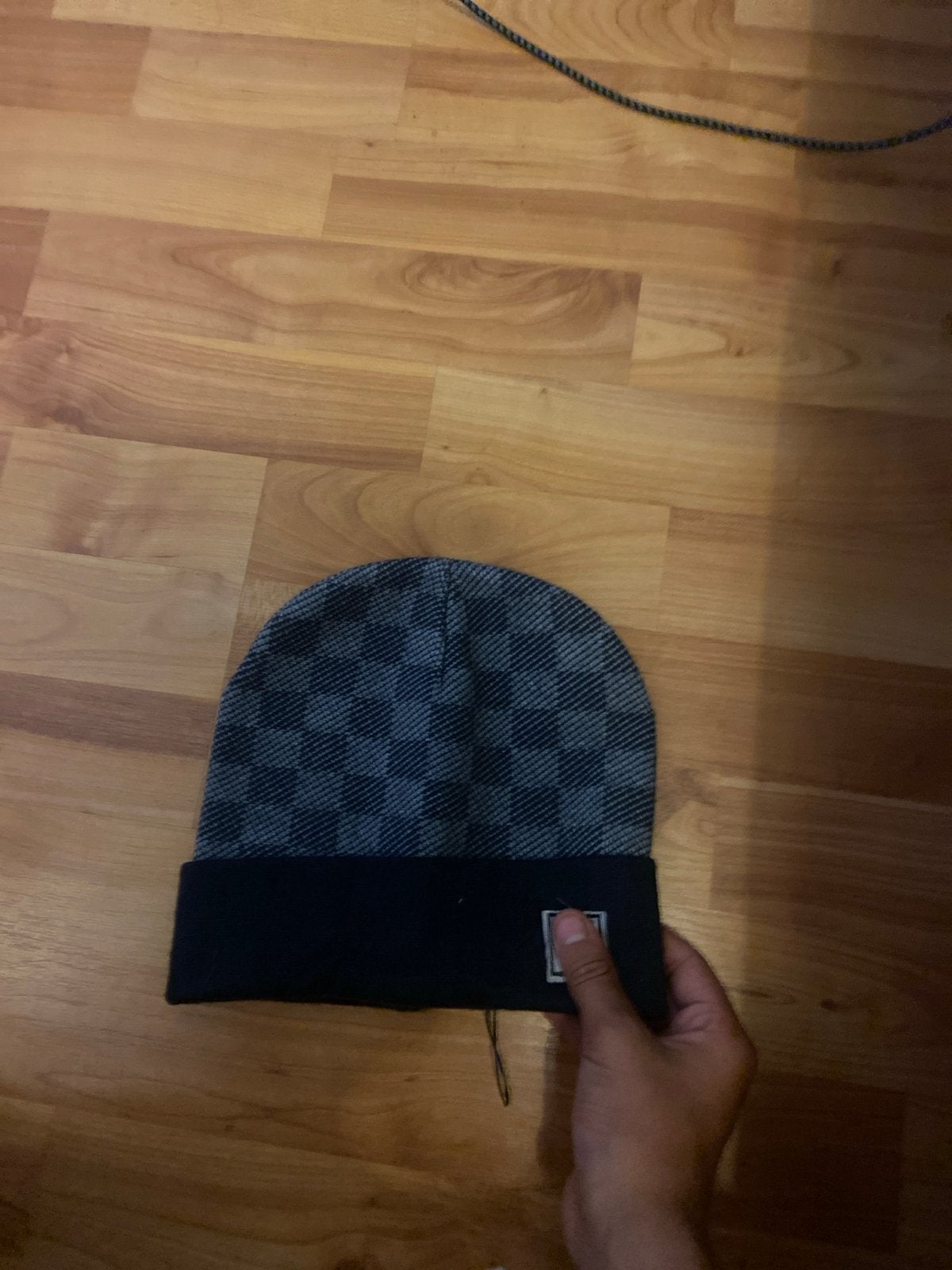 Stijlvolle Beanie Muts - Grijs/Zwart Geblokt, Kleding | Dames, Mutsen, Sjaals en Handschoenen, Ophalen of Verzenden, Gedragen