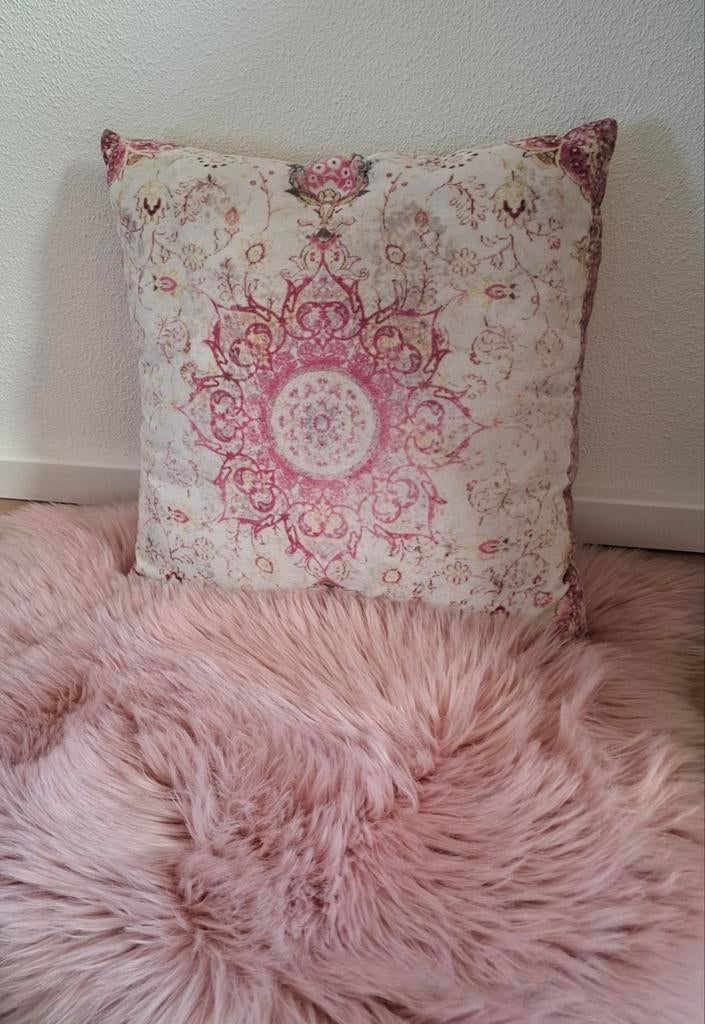 Roze vachtkleur met 'ibiza' kussen, Huis en Inrichting, Woonaccessoires | Kussens, Ophalen of Verzenden, Zo goed als nieuw, Roze