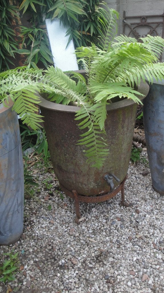 hele grote ketel gietijzer op voet met kraan, Tuin en Terras, Ophalen