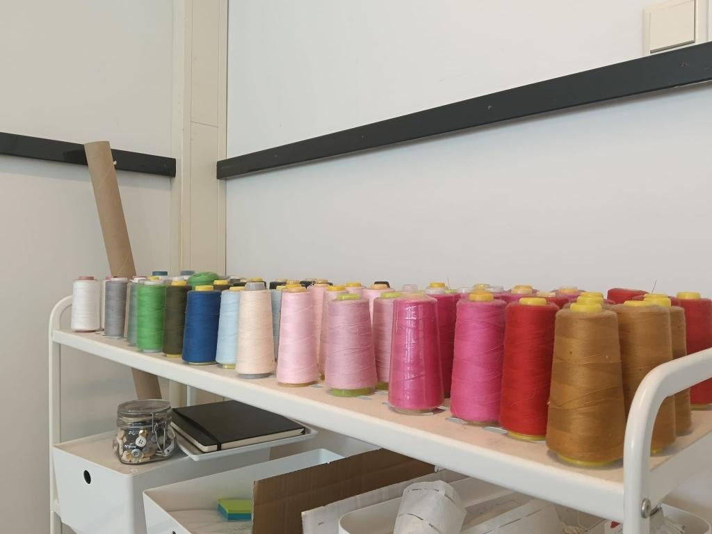 70 +/- stuks lock garen polyester, Ophalen of Verzenden, Zo goed als nieuw, Garen of Naald(en)