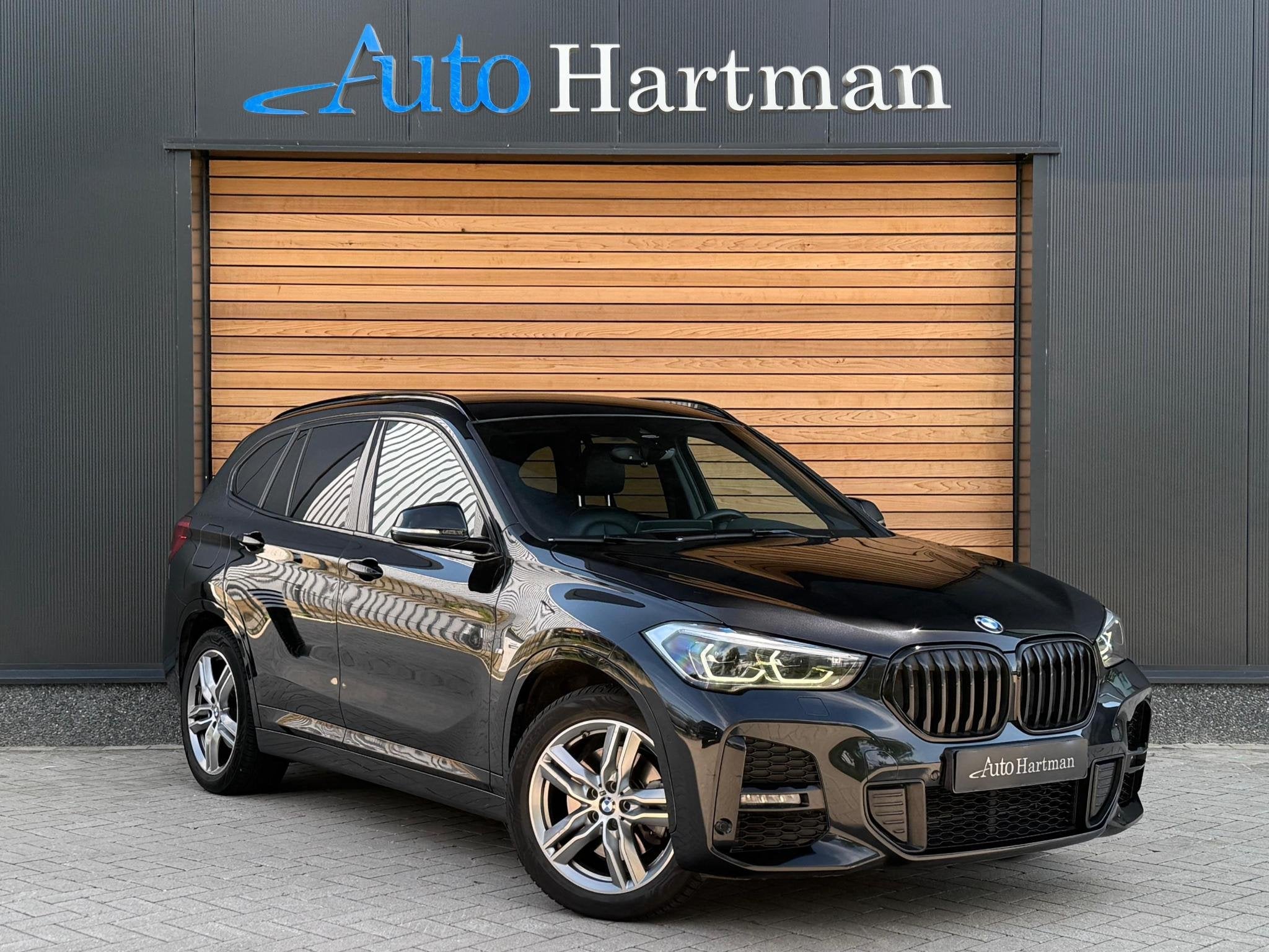 BMW X1 xDrive25e High Executive HEAD-UP|H&K|KEYLESS|TREKHAAK, Auto's, Alcantara, Zwart, Plug-in hybride, Bedrijf